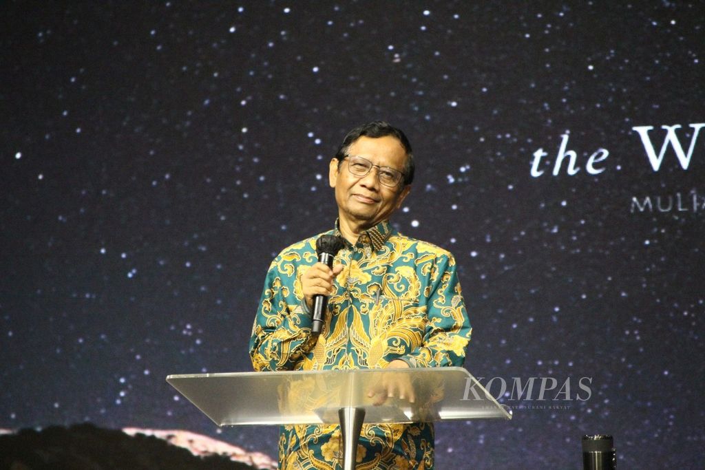 Calon wakil presiden nomor urut 3, Mahfud MD, memberikan sambutan di Gereja Bethel Indonesia Rumah Persembahan, Medan, Sumatera Utara, Minggu (14/1/2024). 