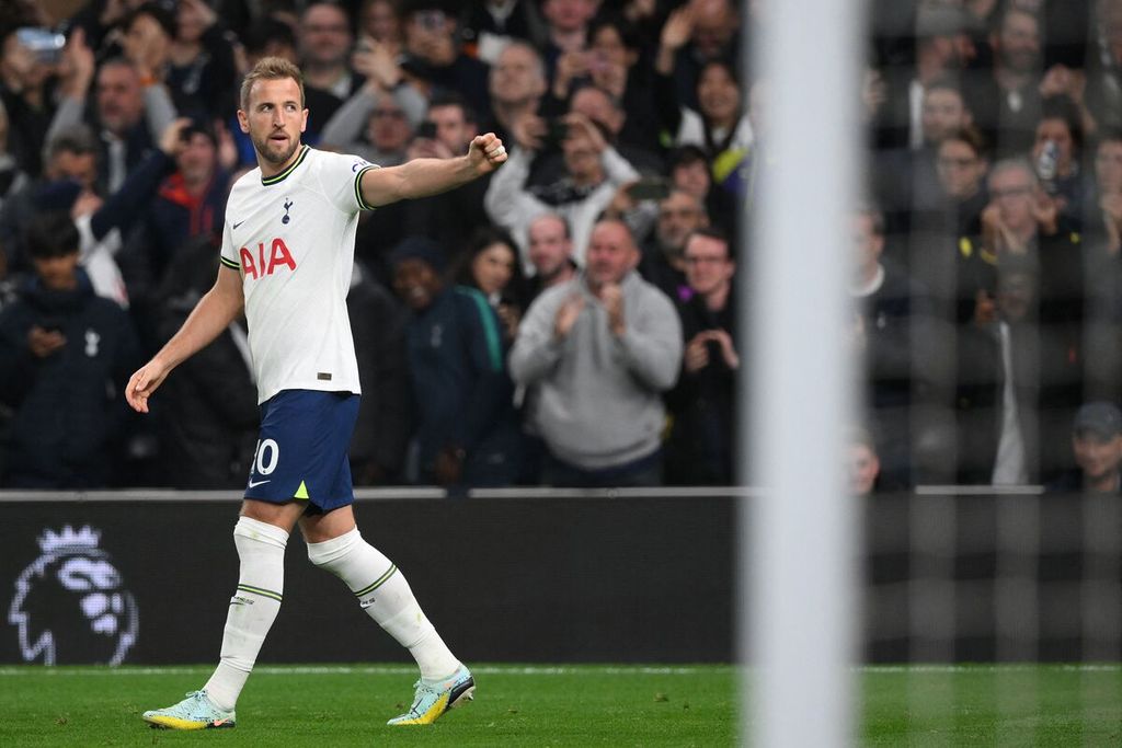 Penyerang Tottenham Hotspur, Harry Kane, melakukan selebrasi setelah mencetak gol pertama dari titik penalti dalam pertandingan Liga Inggris antara Tottenham Hotspur dan Everton di Stadion Tottenham Hotspur, London, Minggu (16/10/2022). Spurs mengalahkan Everton, 2-0. 