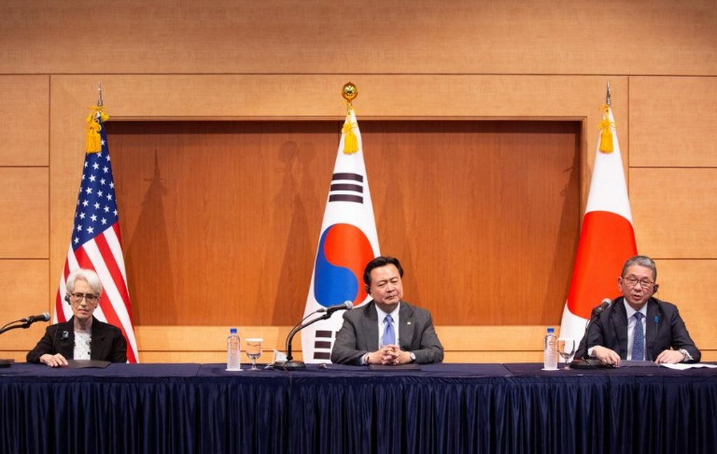 (Kiri-kanan) Wakil Menteri Luar Negeri Amerika Serikat Wendy Sherman, Wakil Menlu Korea Selatan Cho Hyun-dong, dan Wakil Menlu Jepang Takeo Mori berbicara dalam konferensi pers bersama setelah pertemuan trilateral di Kemenlu Korsel di Seoul, 8 Juni 2022. 