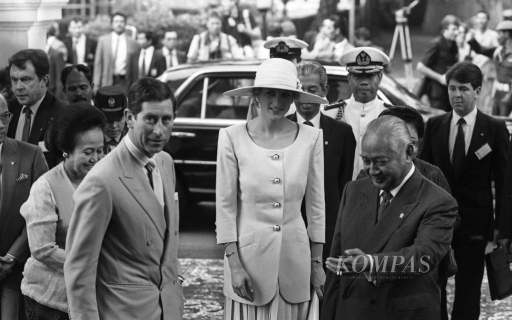 Dengan penuh keramahan, Presiden Soeharto menyambut kedatangan Pangeran Charles dan Putri Diana di Istana Merdeka pada hari Jumat (13/11). Pasangan ahli waris takhta Kerajaan Inggris itu tiba di Jakarta kemarin untuk suatu kunjungan resmi empat hari sampai tanggal 7 Oktober. Foto oleh Ansel da Lopez (sel), dimuat di harian <i>Kompas</i>, Sabtu, 4 November 1989 di halaman I. 