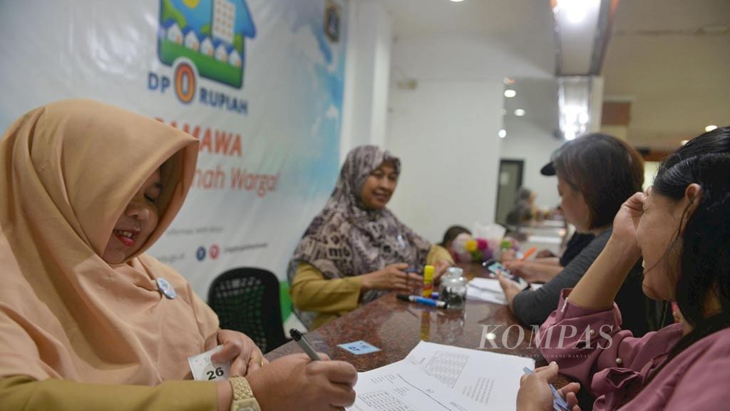 Warga mendaftar program Rumah DP 0 Rupiah atau Samawa (Solusi Rumah Warga) di kantor Wali Kota Jakarta Pusat, Selasa (6/11/2018). 
