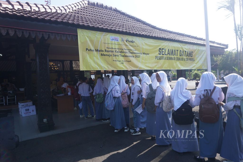 Para siswa-siswi di Kabupaten Purbalingga antre mendaftar program skrining Thalassemia yang digelar Prodia di Pendopo Kabupaten Purbalingga, Jawa Tengah, Selasa (26/9/2023).