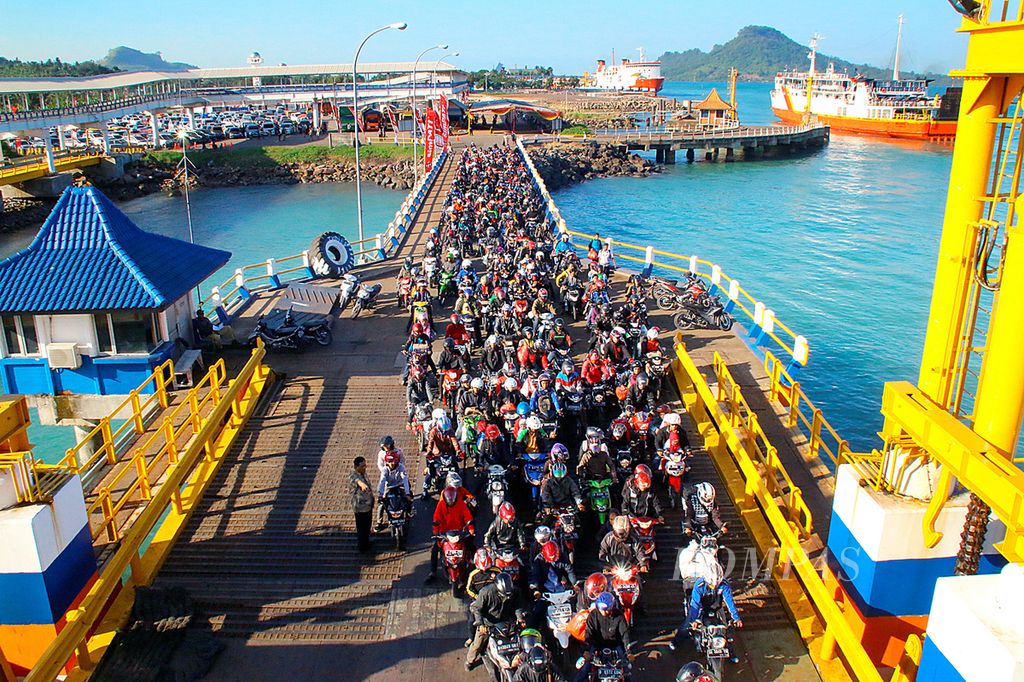Ratusan sepeda motor antre memasuki feri tujuan Pelabuhan Merak di Dermaga III Pelabuhan Bakauheni, Lampung, Jumat (1/8/2014).