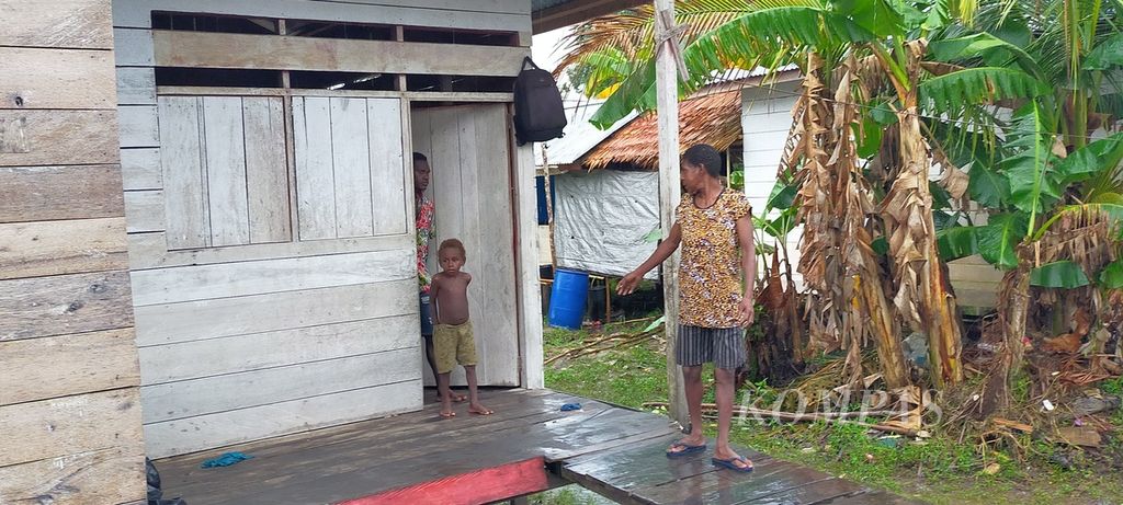 Keluarga di Kampung Erosaman, Distrik Derkoumur, Kabupaten Asmat, Papua, Kamis (24/3/2022). 