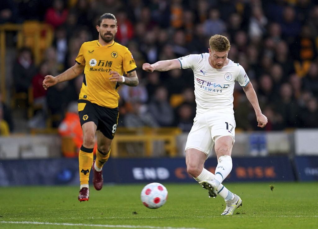 Gelandang Manchester City, Kevin De Bruyne, mencetak gol ketiganya ke gawang Wolverhampton Wanderers pada laga Liga Inggris di Stadion Molineux, Wolverhampton, Kamis (12/5/2022) dini hari WIB. City menang 5-1, De Bruyne memborong empat gol.