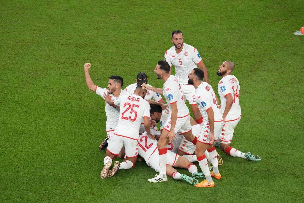 Pemain Tunisia merayakan gol yang dicetak Wahbi Khazri ke gawang Perancis di pertandingan terakhir fase Grup D Piala Dunia 2022 di Stadion Education City, Qatar, Rabu (30/11/2022). Namun, kegembiraan itu berganti duka di akhir laga karena Tunisia tetap gagal melaju ke 16 besar meski menang 1-0 atas Perancis.