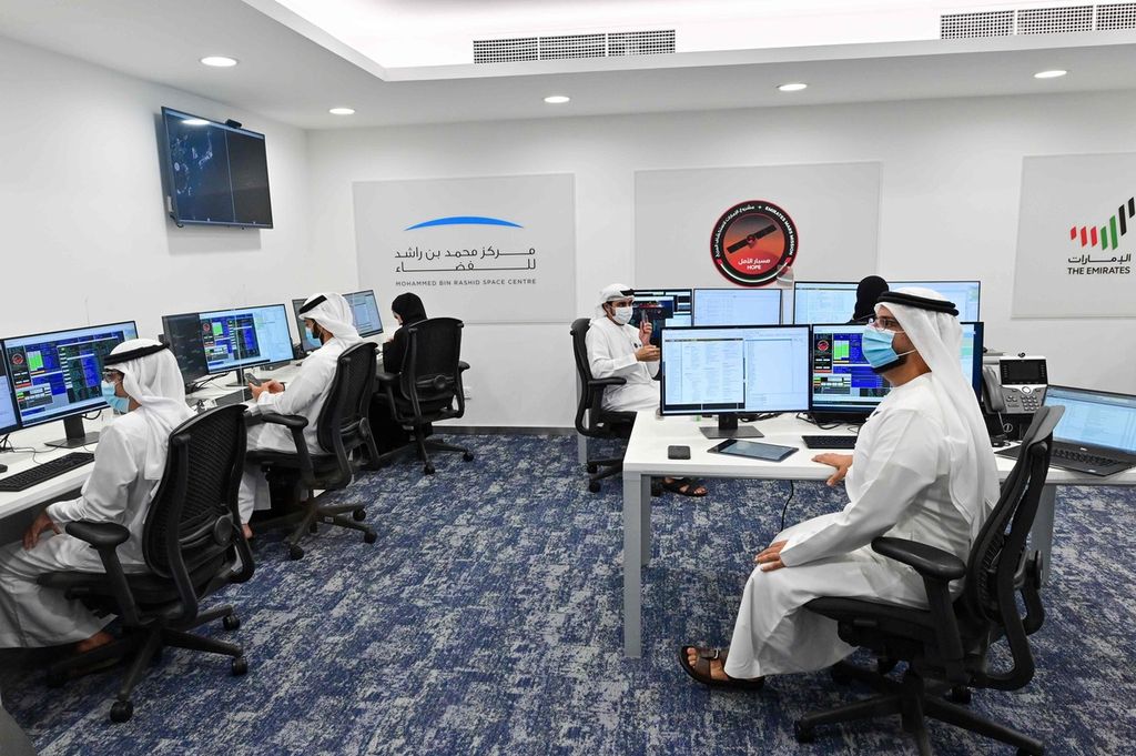 Foto tanggal 19 Juli 2020 ini memperlihatkan staf bekerja di Mohammed Bin Rashid Space Centre, Dubai, Uni Emirat Arab, menjelang peluncuran wahana penjelajah ke Mars, Hope, dari Jepang.