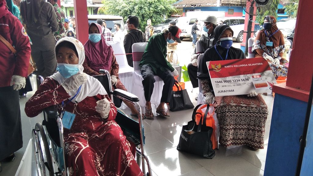 Penerima manfaat Program Keluarga Harapan menerima Kartu Keluarga Sejahtera di Balai Desa Kanigoro, Kecamatan Pagelaran, Kabupaten Malang, Jawa Timur (29/6/2021)