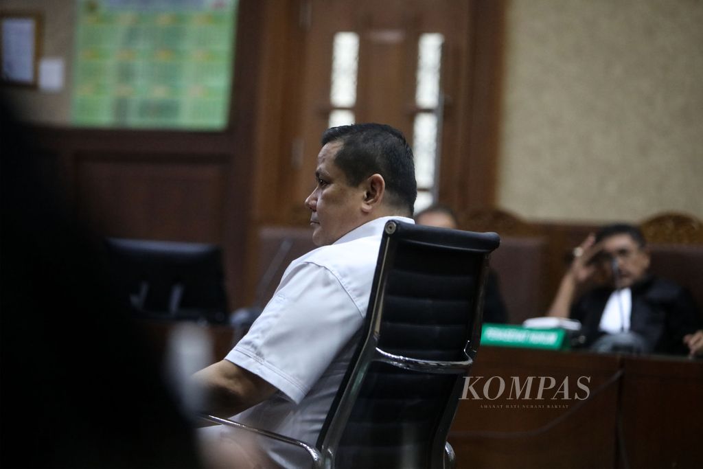 Mantan Kepala Divisi Hubungan Internasional Polri Irjen Napoleon Bonaparte  mengikuti persidangan dengan agenda pembacaan tuntutan di Pengadilan Tindak Pidana Korupsi Jakarta, Senin (15/2/2021). 