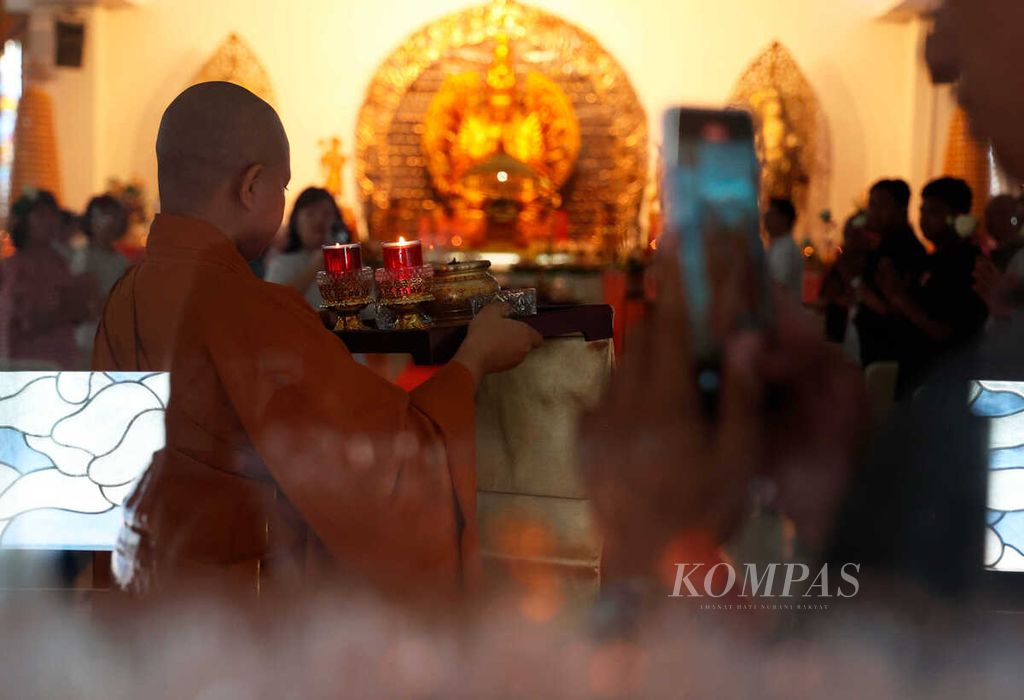 Biksu membawa persembahan menuju altar saat memulai perayaan Waisak di Wihara Mahavira, Kota Semarang, Jawa Tengah, Jumat (21/5/2024). Umat Buddha menyambut Tri Suci Waisak dengan berbagai ritual secara sederhana untuk memperingati perjalanan hidup Siddharta Gautama. 