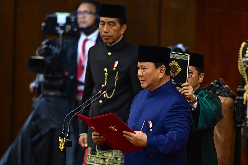 Presiden Prabowo Subianto (kanan), dengan disaksikan Presiden ke-7 RI Joko Widodo (kiri), mengucapkan sumpah jabatan dalam Sidang Paripurna MPR dengan agenda pelantikan Presiden dan Wakil Presiden Republik Indonesia Masa Bakti 2024-2029 di Gedung Nusantara, Senayan, Jakarta, Minggu (20/10/2024).