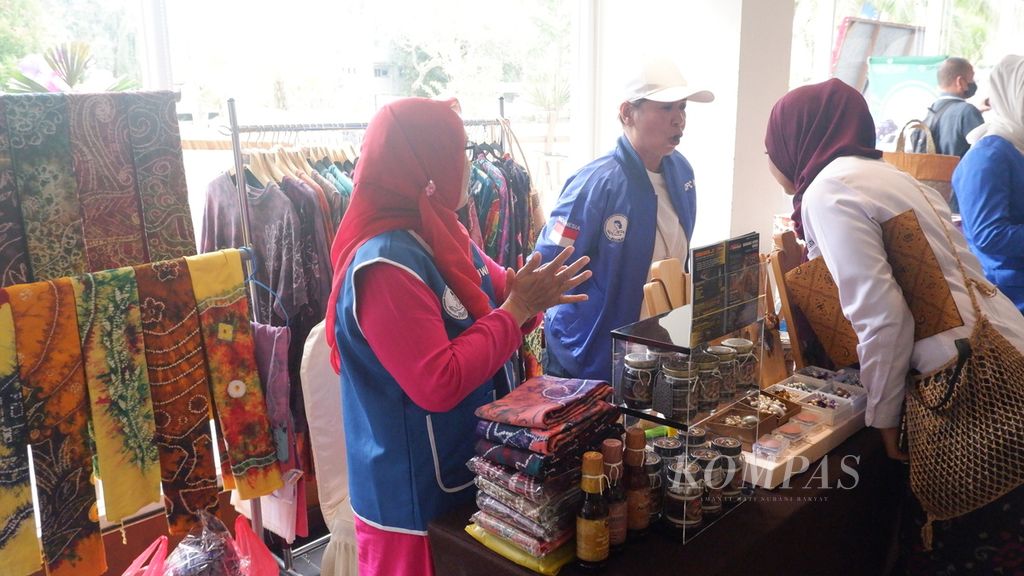 Pengurus Kamar Dagang dan Industri Indonesia (Kadin) melihat produk UMKM dalam acara Musyawarah Provinsi VII Kadin Kalimantan Selatan di Banjarmasin, Senin (12/9/2022).
