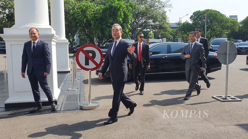 Menteri Luar Negeri China Wang Yi melambaikan tangan saat tiba di Kompleks Istana Kepresidenan, Jakarta, Kamis (18/4/2024). Presiden Joko Widodo menerima kunjungan kehormatan Wang Yi di Istana Merdeka.