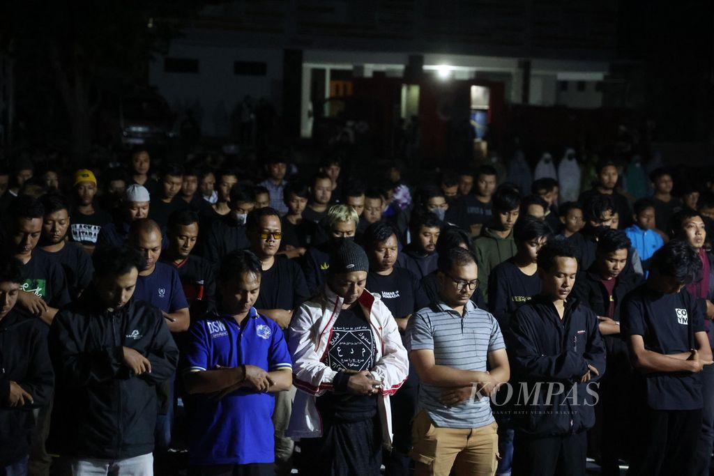Suporter dari sejumlah tim sepak bola melakukan shalat gaib untuk mendoakan para korban tragedi Stadion Kanjuruhan di Stadion Mandala Krida, Yogyakarta, Selasa (4/10/2022) malam. 