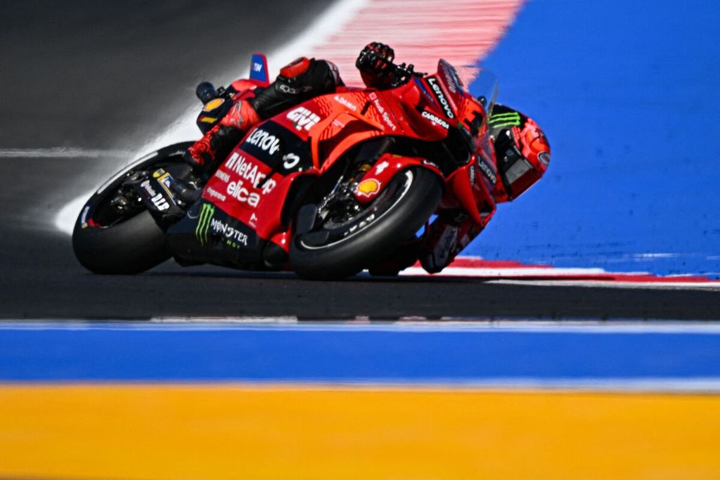 Pebalap Ducati, Francesco Bagnaia, memacu motornya saat sesi kualifikasi MotoGP seri San Marino di Misano, Italia, Sabtu (7/9/2024). Bagnaia berhasil meraih <i>pole position</i>.