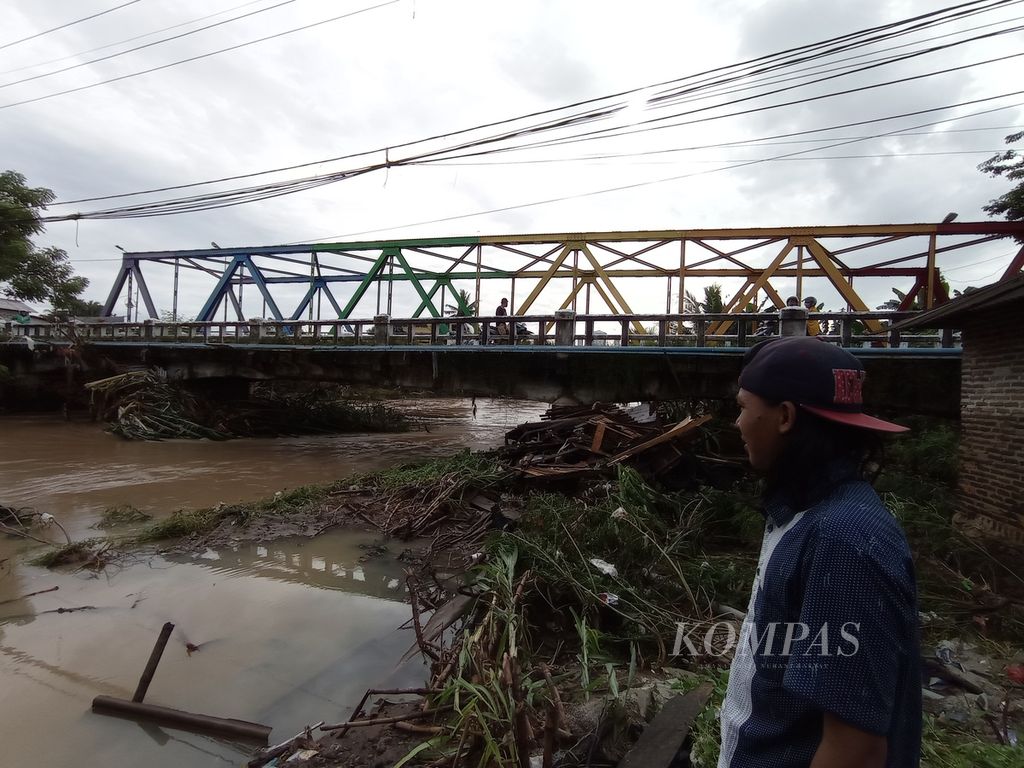 Material yang tersangkut di sempadan dan jembatan di aliran Sungai Cibanten, Kota Serang, Rabu (2/3/2022).