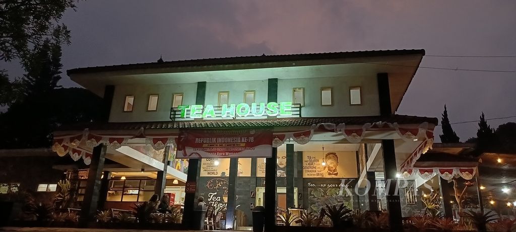 Suasana <i>tea house</i> di Kebun Teh Wonosari, Malang, Jawa Timur.