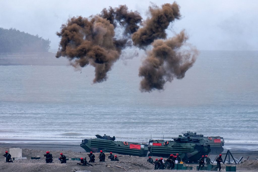Kendaraan militer dan tentara Taiwan ikut serta dalam latihan antipendaratan tahunan Han Guang di pantai Bali, New Taipei City, Taiwan, 27 Juli 2023. 