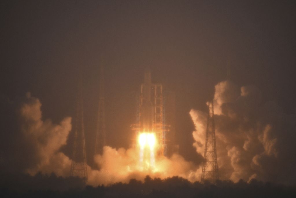 Roket Long March-5, yang membawa wahana penjelajah Chang'e-6, diluncurkan dari Pusat Peluncuran Wenchang di Provinsi Hainan, China, Jumat (3/5/2024). 
