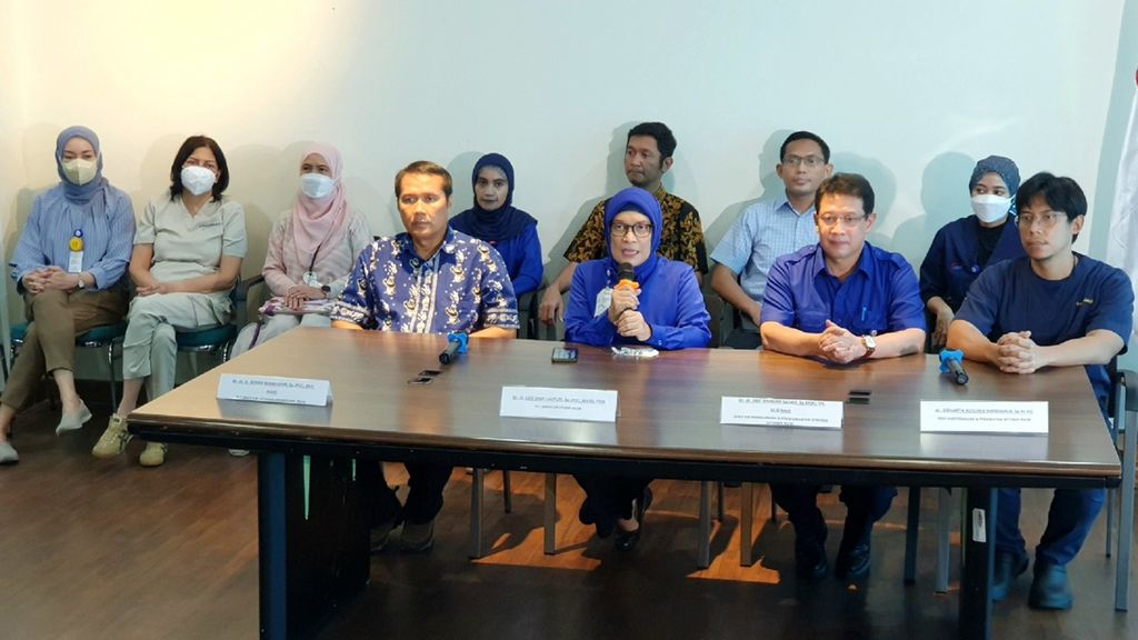 Direktur Utama Rumah Sakit Cipto Mangunkusumo Lies Dina Liastuti bersama tim dokter RSCM saat konferensi pers terkait penanganan pasien obesitas, Muhammad Fajri, dengan berat badan sekitar 280 kilogram di Ruang Direksi, Gedung Kiara, RSCM, Jakarta Pusat, Rabu (14/6/2023).