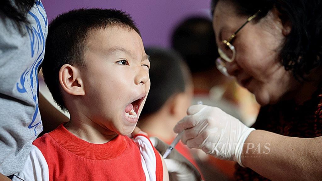 Anak-anak usia dini hingga tingkat taman kanak-kanak menjalani imunisasi <i>measles-rubella</i> (MR) di Sekolah Ricci 2 Bintaro, Pondok Aren, Tangerang Selatan, Banten, Selasa (8/8). Kegiatan tersebut menjadi bagian dari upaya untuk mengatasi penyakit campak dan rubela di Kota Tangerang Selatan. 