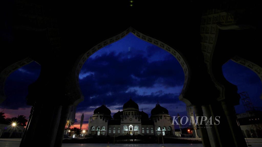 Baiturrahman Grand Mosque complex,  Banda Aceh on Tuesday (31/1/2017). The Baiturrahman Grand Mosque is a symbol of the struggle of the Acehnese people against colonialism. The mosque was a symbol of the major role taken by Aceh\'s ulemas to ignite the spirit of the people and the community to fight against the invaders.  
