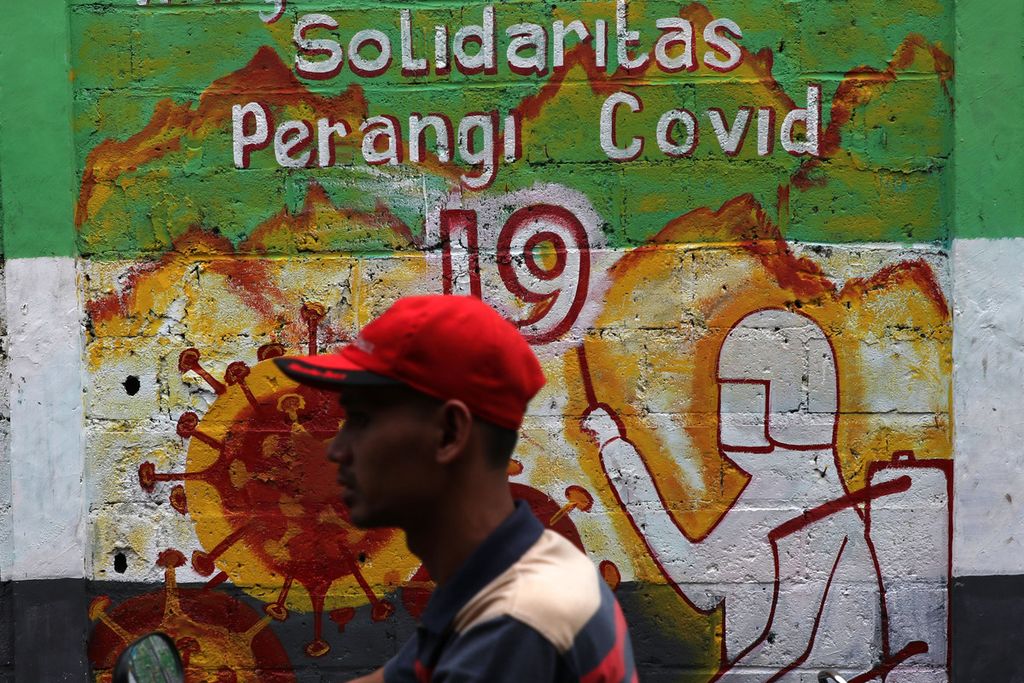 Mural dengan tulisan ajakan untuk membangun solidaritas dalam memerangi Covid-19 menghiasi tembok bangunan di Pondok Aren, Tangerang Selatan, Banten, Minggu (10/5/2020). 