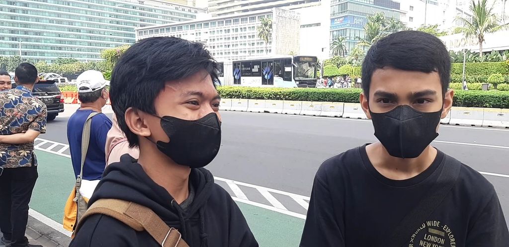 Dimas dan Ibnu, warga Jakarta Selatan yang antusias menonton parade MotoGP di Jakarta Pusat, Rabu (16/3/2022).