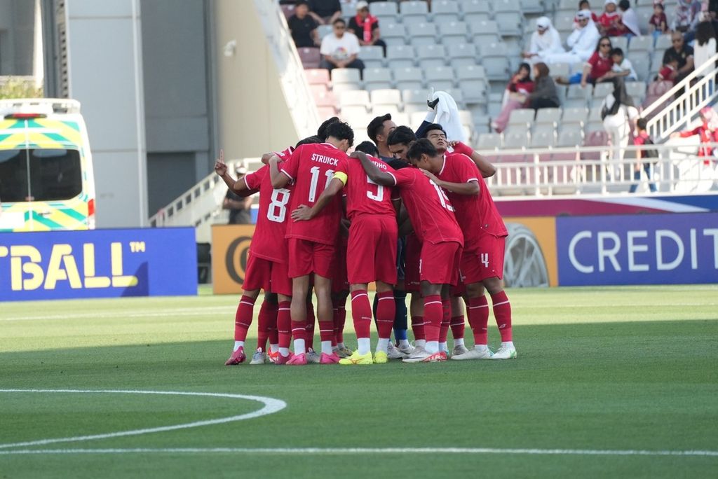 The Indonesian U-23 team players gathered to boost their morale before facing Australia in the Group A match of the U-23 Asian Cup at the Abdullah bin Khalifa Stadium in Doha, Qatar, on Thursday (18/4/2024). Indonesia won with a score of 1-0.