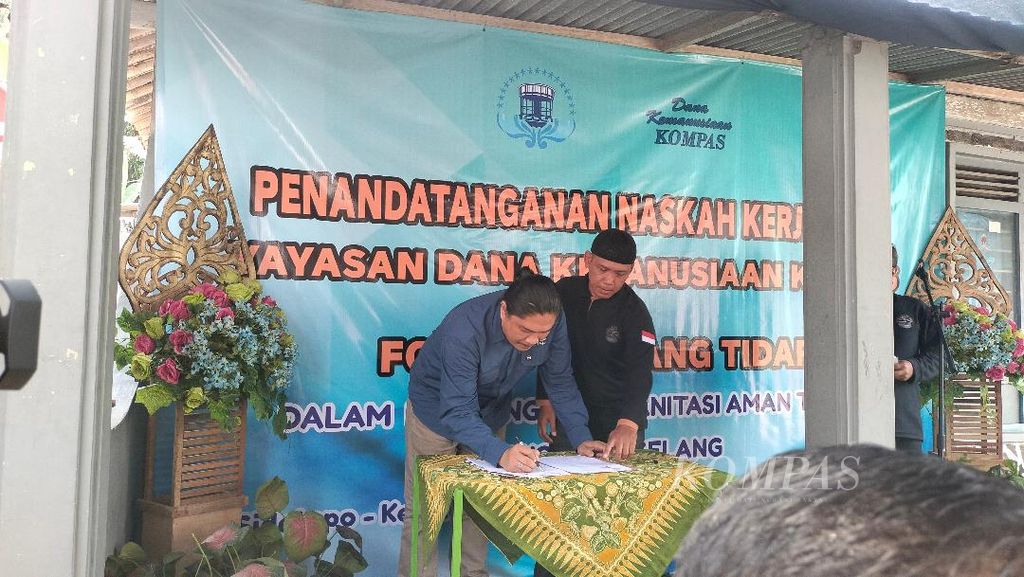Penandatanganan perjanjian kerja sama pembangunan jamban sehat antara Yayasan Dana Kemanusiaan Kompas (YDKK) dan Forum Tembang Tidar (FTT) di Kelurahan Kedungsari, Kota Magelang, Jateng, Jumat (17/3/2023).