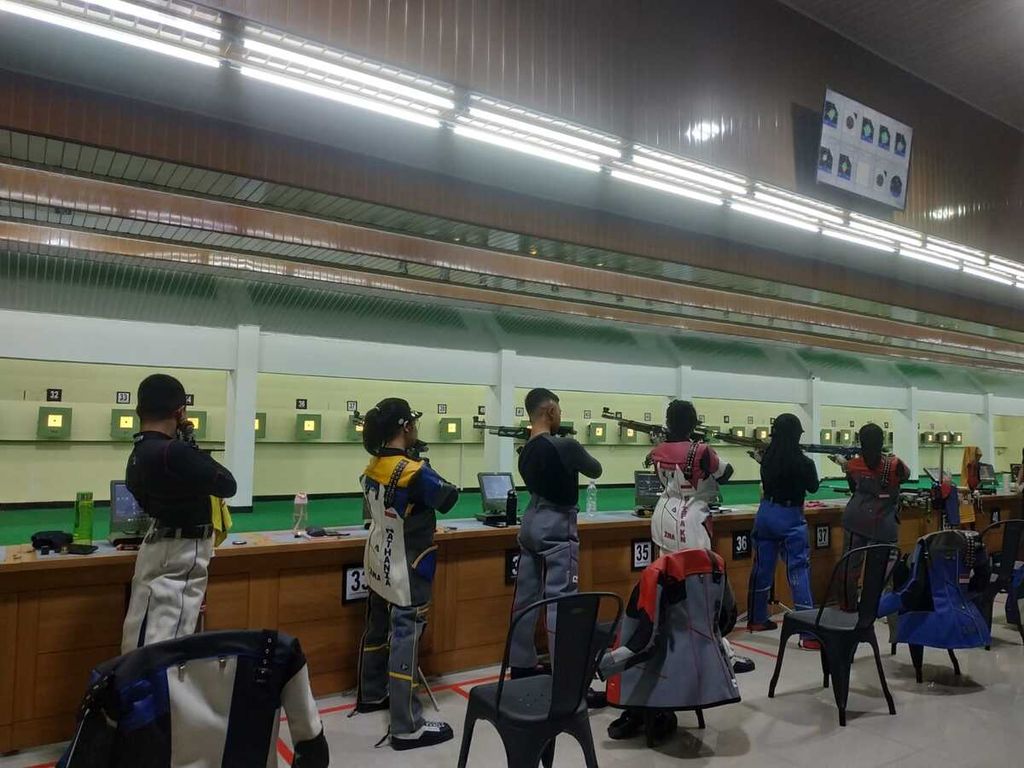 Sejumlah petembak Indonesia berlatih jelang Asian Rifle/Pistol Cup 2023 pada 1-10 Maret 2023 di Lapangan Tembak Senayan, Jakarta Pusat, Senin (27/2/2023).