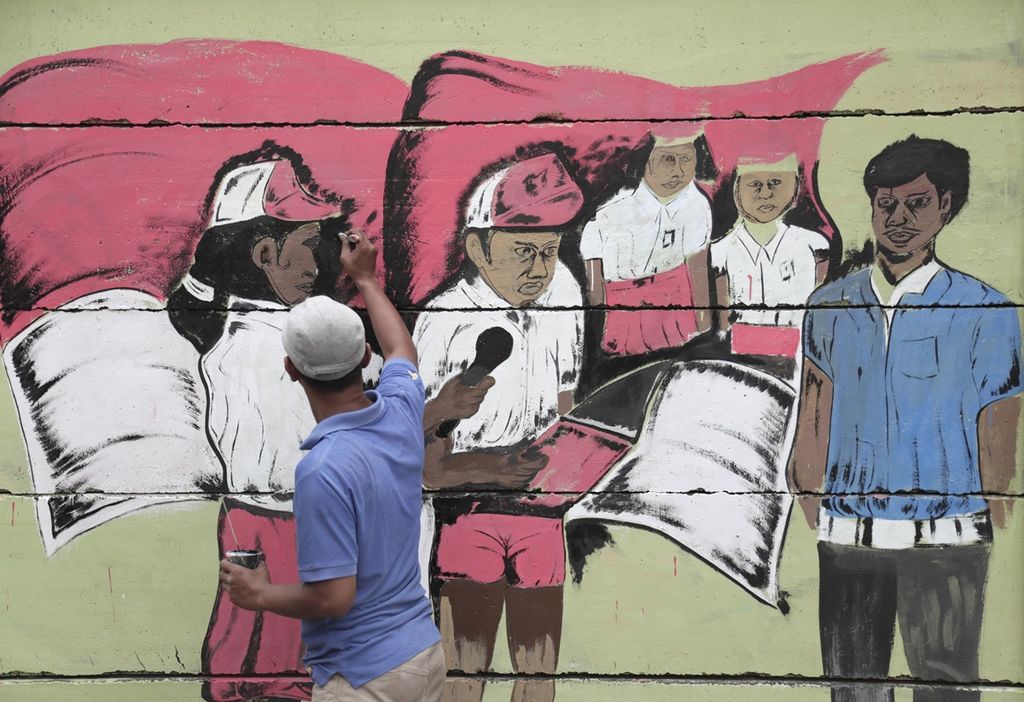 Edoy menggambar mural bertema pendidikan nasional di kawasan Pancoran Mas, Depok, Jawa Barat, Senin (19/8/2019). Pendidikan nasional adalah landasan utama peningkatan kualitas sumber daya manusia (SDM) Indonesia. 