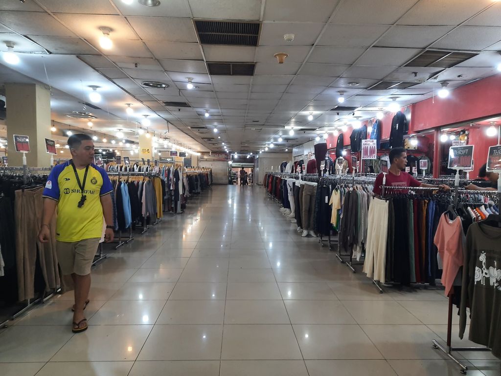 Suasana toko-toko pakaian bekas impor di Mal Blok M, Jakarta, Senin (20/3/2023).