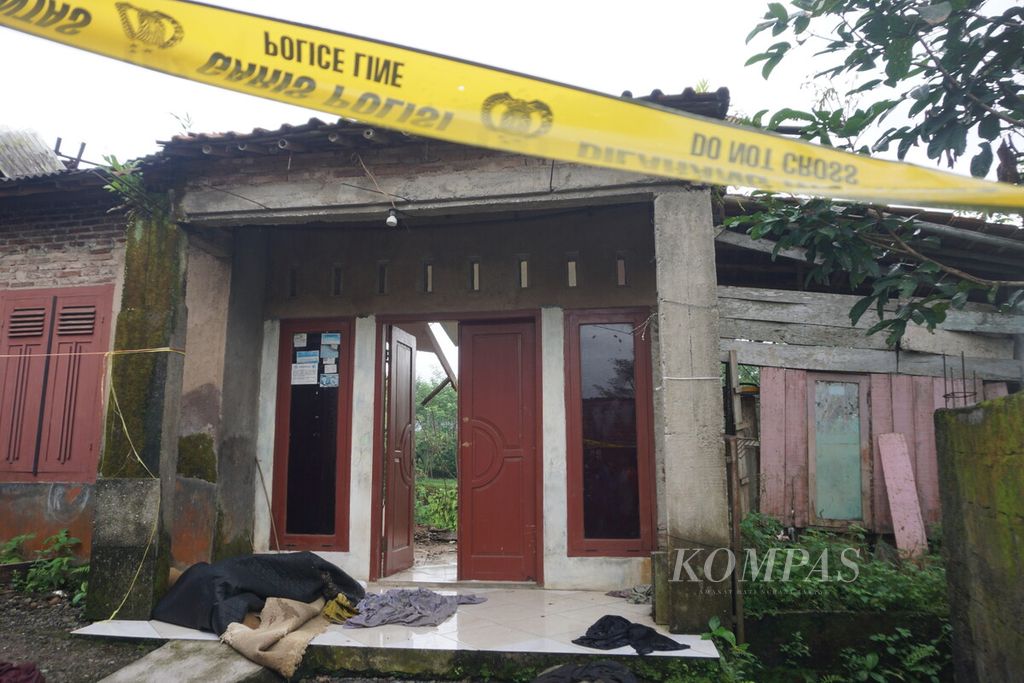 Salah satu rumah yang rusak akibat longsor di Arcawinangun, Purwokerto Timur, Banyumas, Jawa Tengah, Senin (19/9/2022) malam. Pada Selasa (20/9) pagi, tim SAR gabungan masih mencari seorang korban yang tertimbun material.
