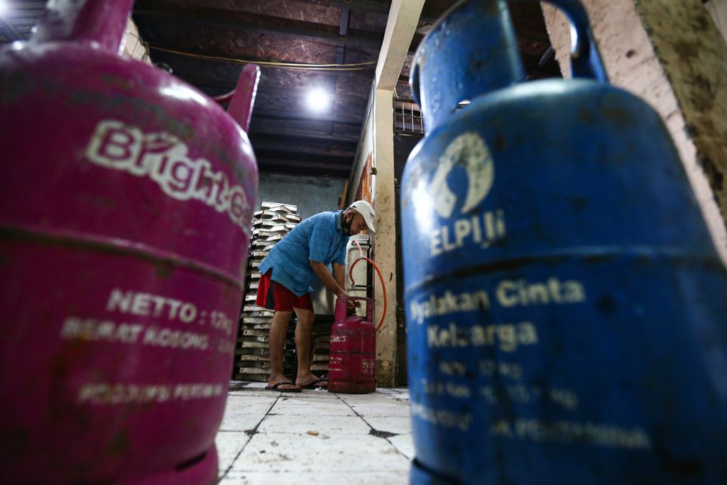 Jahidin (48) salah seorang pelaku usaha mikro kecil dan menengah (UMKM) roti menggunakan gas elpiji nonsubsidi 12 kilogram (kg) untuk produksi roti di kawasan Bendungan Hilir, Tanah Abang, Jakarta Pusat, Selasa (1/2/2022). Kenaikkan harga elpiji 12 kilogram dan 5,5 kilogram dirasakan berat oleh pelaku usaha kecil seperti UMKM roti Langgeng Sari ini.