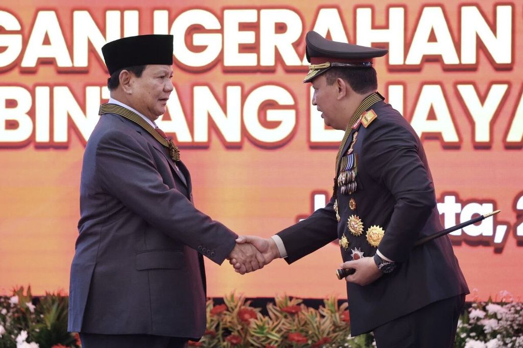 Kepala Polri Jenderal (Pol) Listyo Sigit Prabowo bersalaman dengan Menteri Pertahanan Prabowo Subianto pada acara penganugerahan tanda kehormatan Bintang Bhayangkara Utama di Mabes Polri, Jakarta, Kamis (20/6/2024).