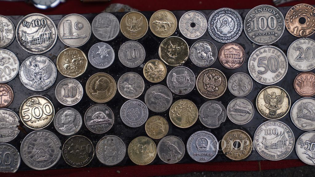 Uang logam lama dijual di pasar loak Jembatan Hitam, Rawa Bunga, Jatinegara, Jakarta Timur, Sabtu (29/7/2023). 