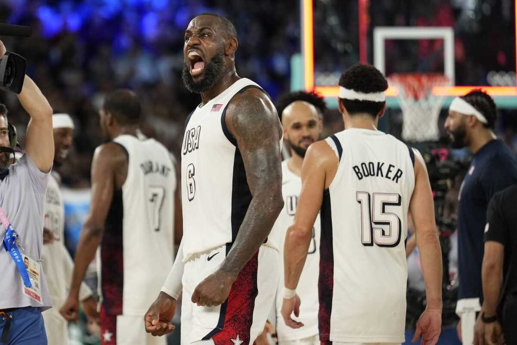 Pemain Amerika Serikat, LeBron James, merayakan kemenangan atas Serbia 95-91 pada semifinal Olimpiade Paris 2024, Jumat (9/8/2024) dini hari WIB di Bercy Arena, Paris, Perancis. Di final, AS akan melawan Perancis.