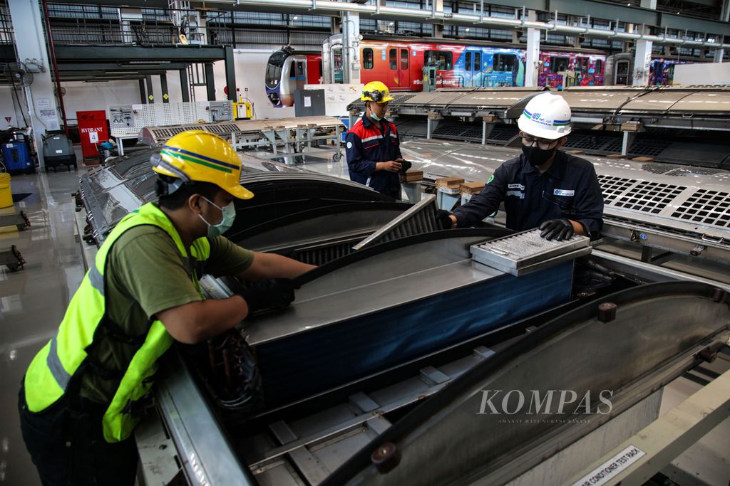 Pemeriksaan dan perawatan pendingin ruangan atau AC sebagai bagian dari perawatan menyeluruh atau <i>overhaul</i> rangkaian MRT Jakarta di Depo MRT Lebak Bulus, Jakarta, Jumat (21/10/2022). 
