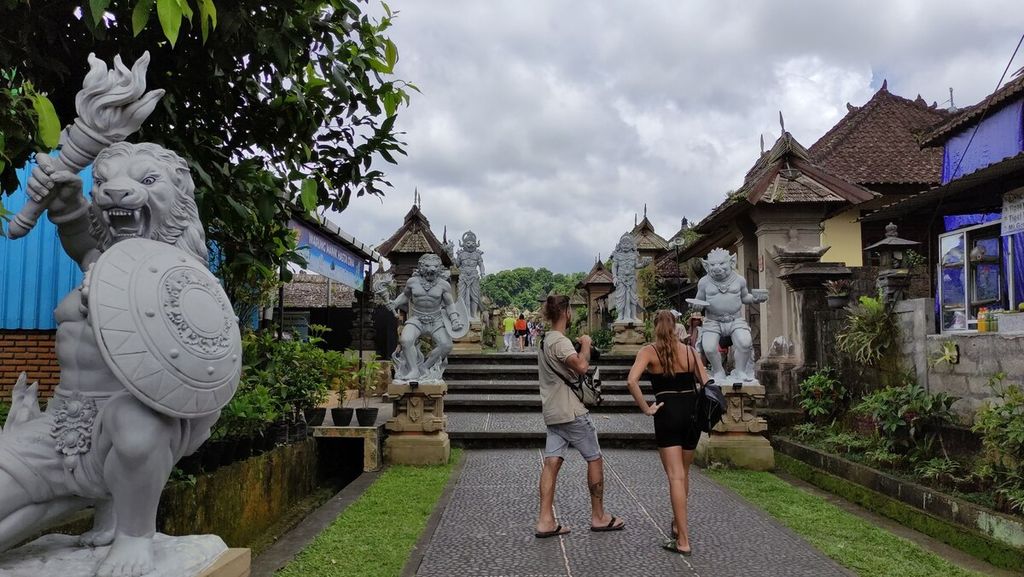 Suasana di Desa Penglipuran, desa wisata yang berada di Kecamatan Kubu, Kabupaten Bangli, Bali, Minggu (11/12/2022). Desa wisata Penglipuran ramai dikunjungi wisatawan, baik pelancong dari dalam negeri maupun turis asing. 