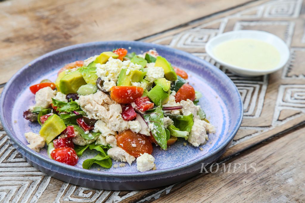 Greek Chicken Salad with Yoghurt Dressing 