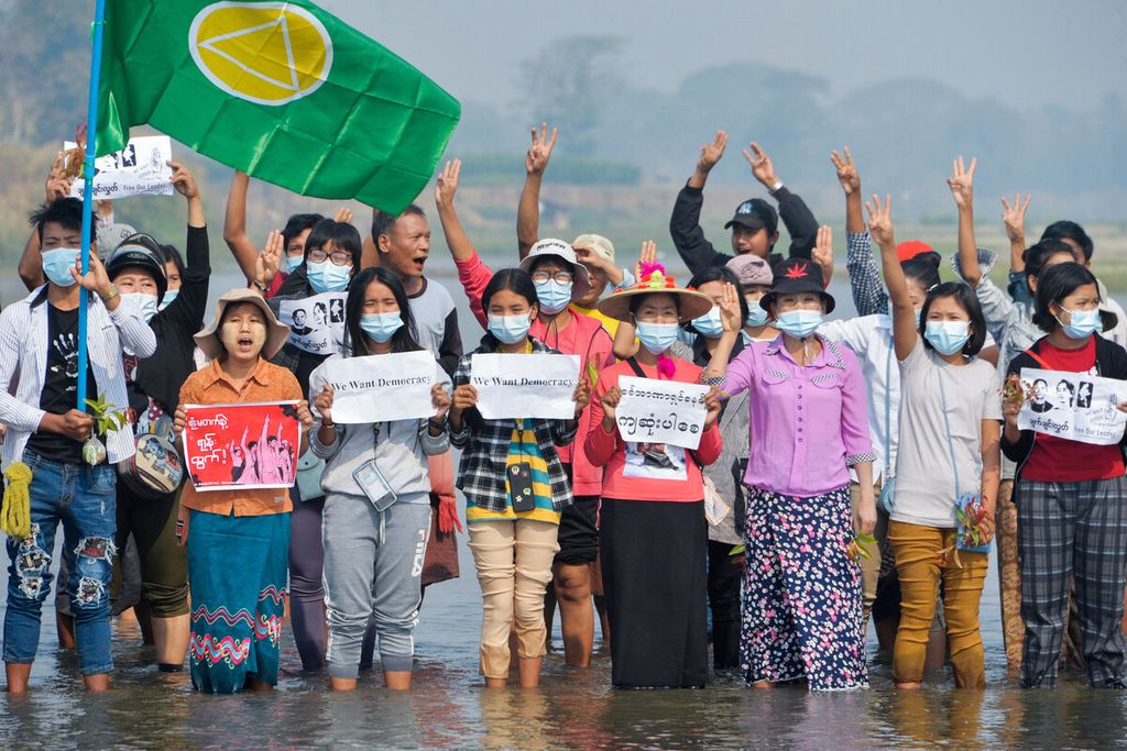Para pengunjuk rasa memberikan hormat tiga jari di Sungai Sittaung saat aksi demonstrasi menentang kudeta militer di Naypyidaw, Myanmar, Selasa (9/3/2021). 