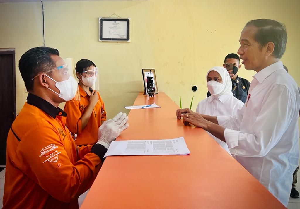 Presiden Joko Widodo mengunjungi Kantor Pos Saumlaki, Kepulauan Tanimbar, Provinsi Maluku, Jumat (2/9/2022). Dalam kunjungan ini, Presiden mengecek penyaluran BLT BBM. Bantuan ini didistribusikan sebagai pengalihan subsidi BBM.