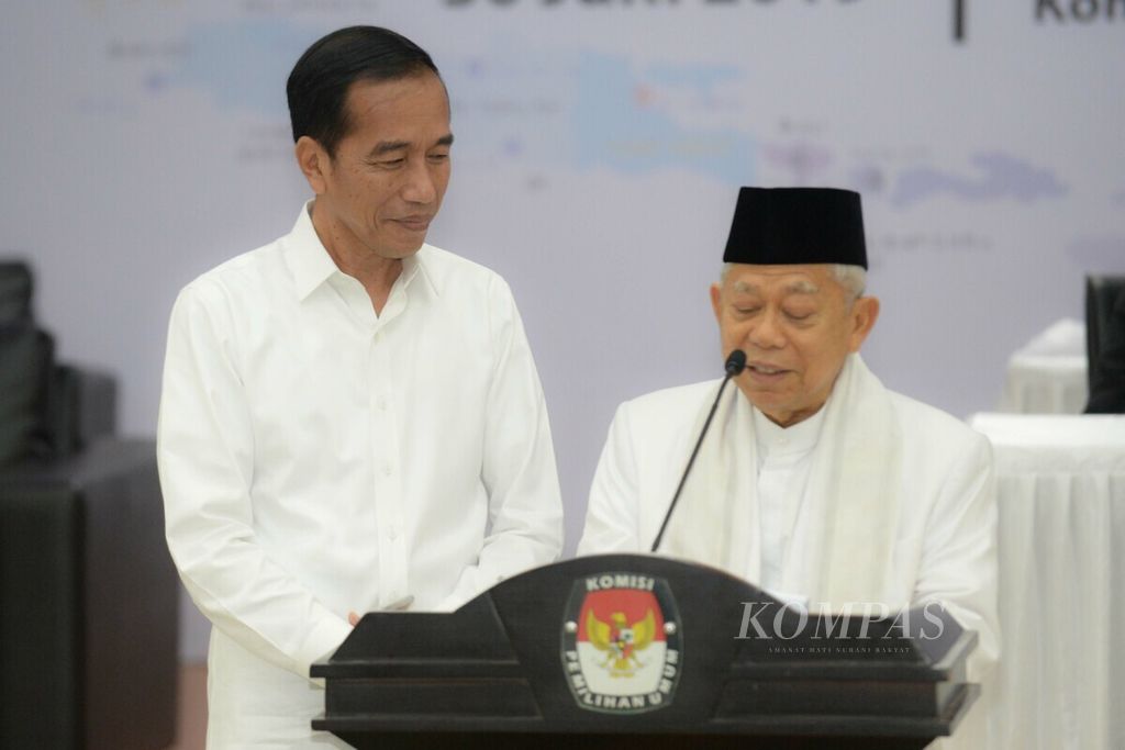The elected President and Vice President for the 2019-2024 period Joko Widodo-Maruf Amin gave a speech after receiving the General Election Commission (KPU) decision letter regarding the 2019 Election Results at the KPU Building, Jalan Imam Bonjol, Jakarta, Sunday (30/6/2019).