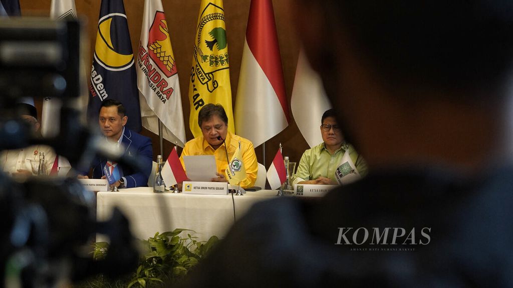 Ketua Umum Partai Golkar Airlangga Hartarto (tengah) saat memimpin konferensi pers para pemimpin partai politik parlemen seusai berkumpul dalam Silaturahmi Politik Awal Tahun di Hotel Dharmawangsa, Jakarta Selatan, Minggu (8/1/2023).