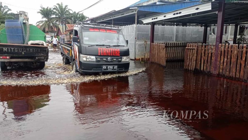 Kendaraan roda empat melintas di tengah banjir di Jalan Anoi, Kelurahan Palangka, Kota Palangkaraya, Kalimantan Tengah, Kamis (9/2/2023).