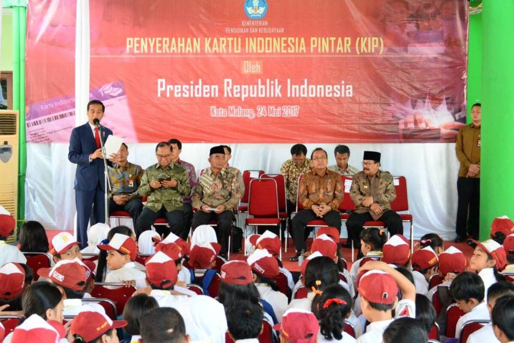 Jokowi membagikan KIP pada 1.000 siswa di Malang, Rabu (24/5).