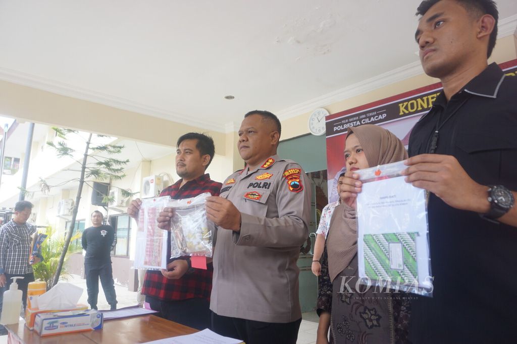 Dua tersangka pengoplos elpiji subsidi dibekuk jajaran Kepolisian Resor Kota Cilacap, Rabu (8/3/2023).