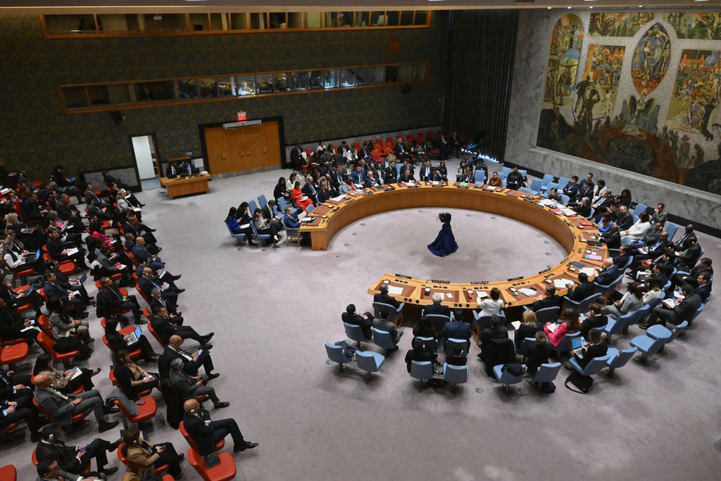 Pertemuan Dewan Keamanan Perserikatan Bangsa-Bangsa (PBB) terkait situasi di Timur Tengah, termasuk masalah Palestina, di markas besar PBB di New York, Senin (25/3/2024) waktu setempat. Setelah lebih dari lima bulan perang, Dewan Keamanan PBB untuk pertama kalinya mengesahkan kesepakatan resolusi yang menyerukan gencatan senjata segera di Gaza. 