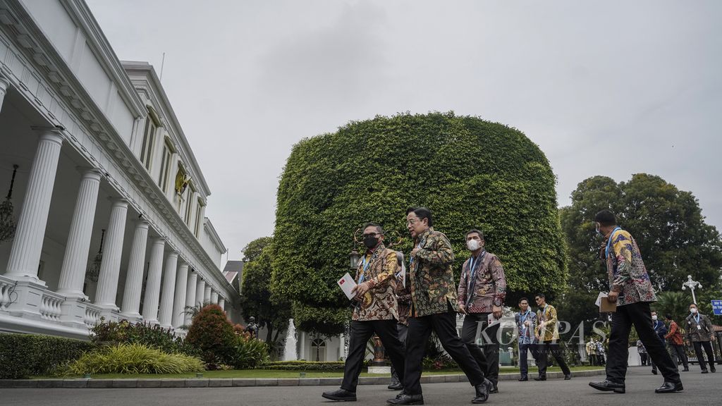 Para tamu dalam acara CEO Forum saat berjalan menuju Istana Merdeka, Jakarta, Jumat (2/12/2022). Acara CEO Forum ini mengundang 120 hadirin yang terdiri dari para CEO perusahaan dan perwakilan wali kota serta bupati. Dalam acara ini, Presiden Joko Widodo memberikan pidato arahan seputar optimisme menghadapi tahun 2023 dan upaya menyebarkannya.